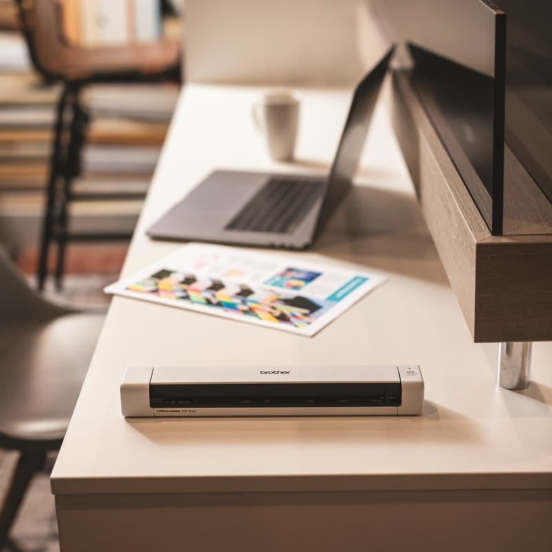 portable scanner ds-640 on a desk